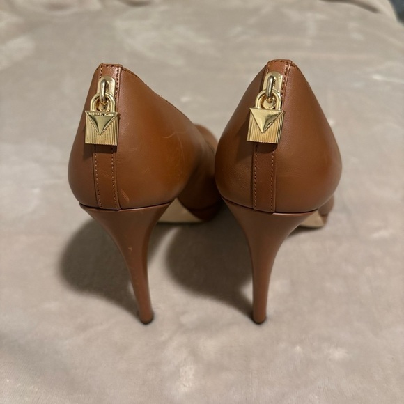 Michael Michael Kors Antoinette Luggage Padlock Leather Platform Pumps Size 7.5M - Picture 8 of 11